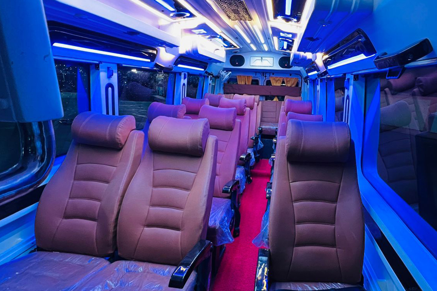 18 Seater Tempo Traveller in Ahmedabad
